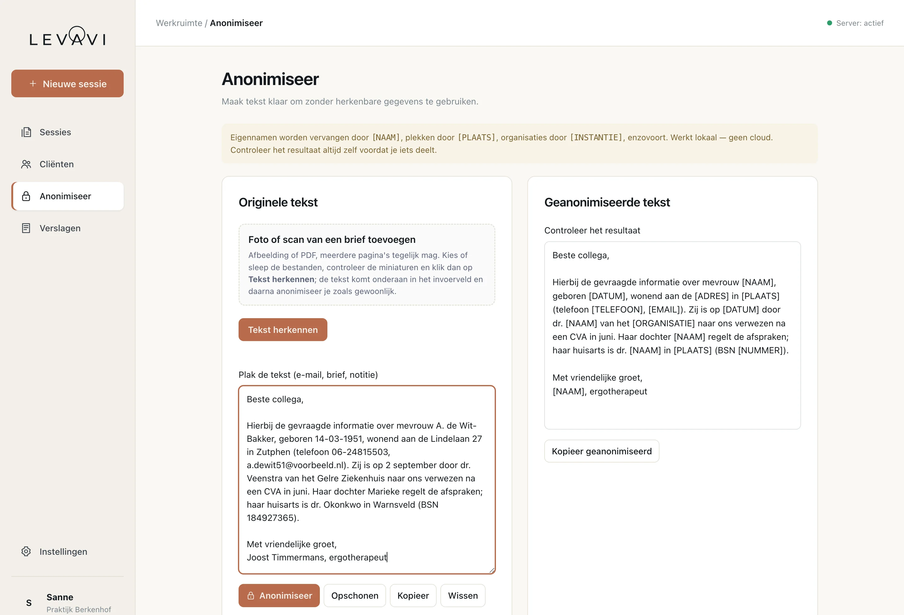 Het anonimiseerscherm: links een verwijsbrief met naam, adres, telefoonnummer en burgerservicenummer, rechts dezelfde tekst met die gegevens vervangen door labels.