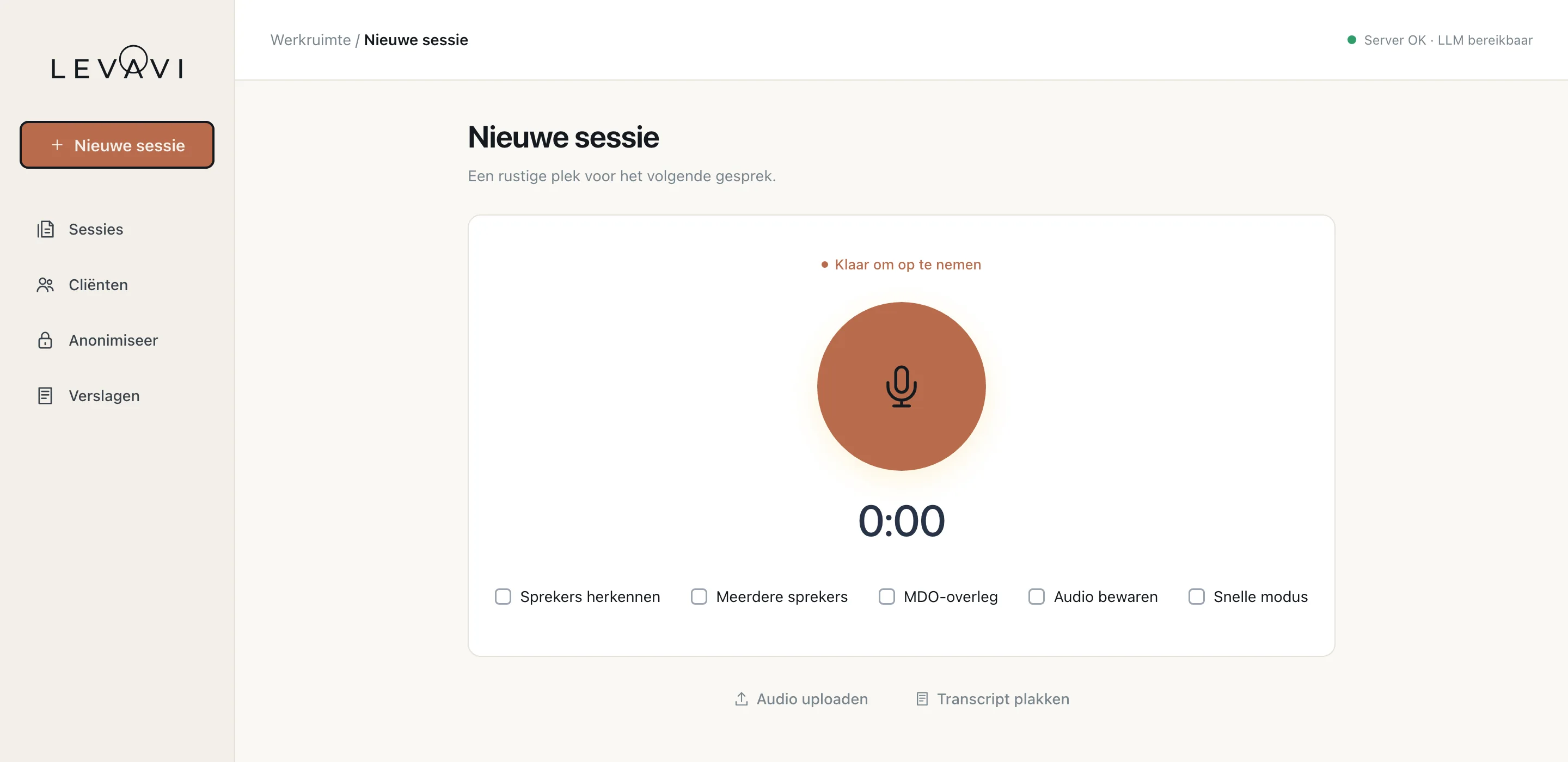 Het scherm Nieuwe sessie: een grote opnameknop, de tijd op nul en keuzes voor sprekers herkennen, MDO-overleg, audio bewaren en snelle modus.